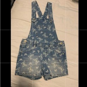 Adorable blue jean overalls with 🦋 size 6